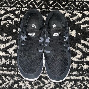Men’s Nike Free Run 2. (Barely worn)